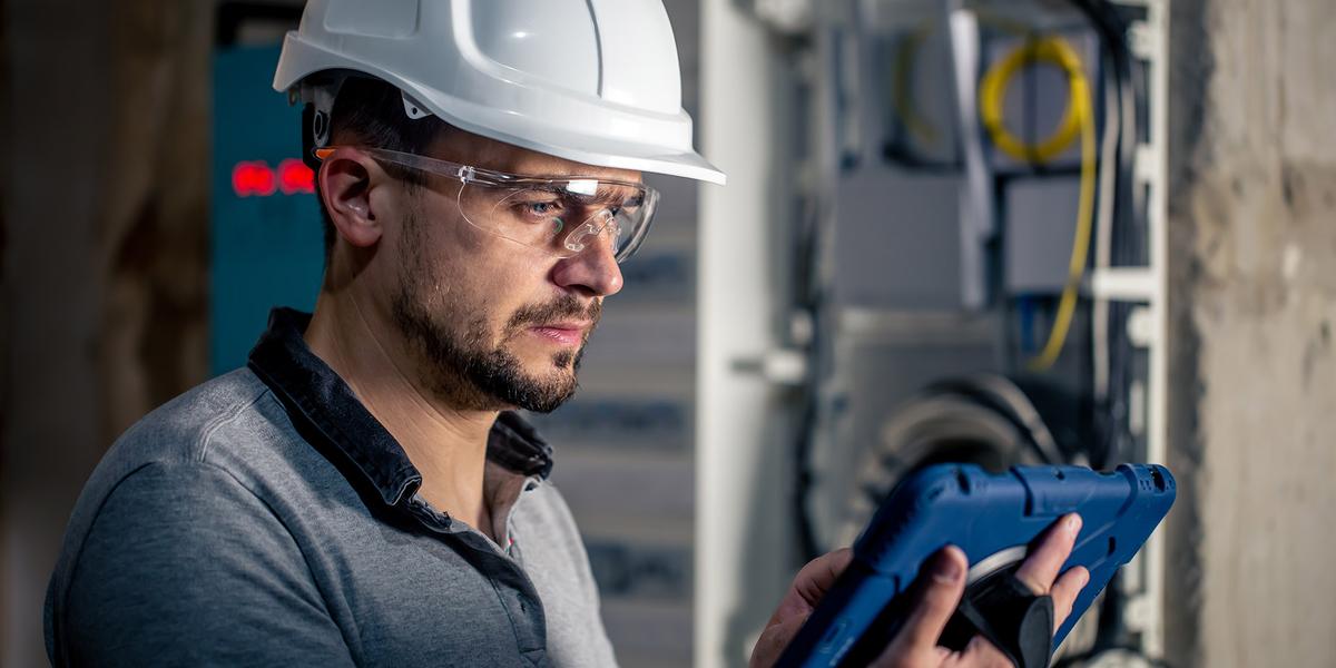 img__0000s_0004_man-electrical-technician-working-switchboard-with-fuses-uses-tablet