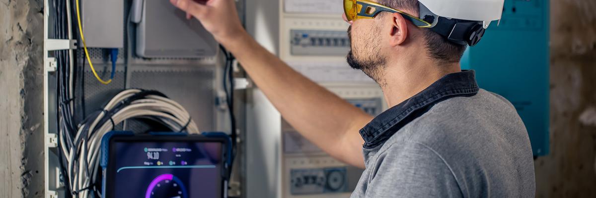 img__0000s_0005_man-electrical-technician-working-switchboard-with-fuses-uses-tablet (1)